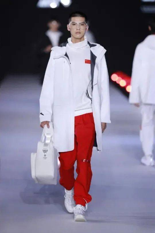 北京2022年冬奧會(huì)特許商品國旗款運(yùn)動(dòng)服裝發(fā)布會(huì)